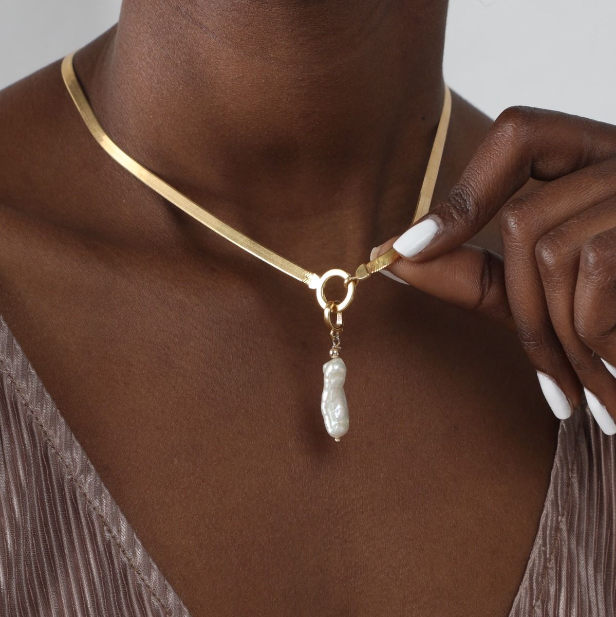 アリヤチャーム付きヘリンボーンネックレス［１８Kゴールドヴェルメイユ］