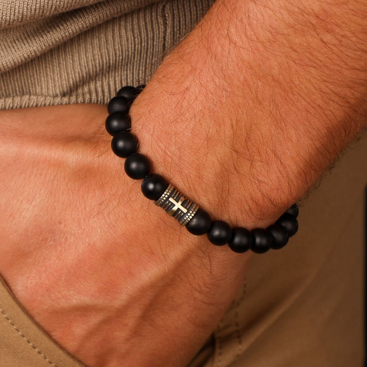 黒いオニクス名入れメンズブレスレット・ヴィンテージイエロー十字架チャーム