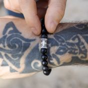 黒いオニクスメンズ名入れブレスレット・十字架チャーム