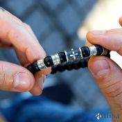 黒い十字架付き黒いオニクス名入れメンズブレスレット