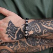 黒い十字架付き黒いオニクス名入れメンズブレスレット