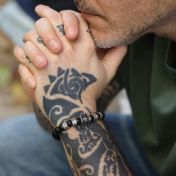 黒い十字架付き黒いオニクス名入れメンズブレスレット