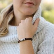 ファミリーレデイース名入れブレスレット［スターリングシルバーと茶色なレザー］