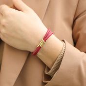 ファミリー名入れブレスレット［ゴールドメッキとレッドスエード］