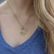 愛の世界誕生石ハンマーテクスチュア・ネックレス［ゴールドメッキ］