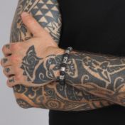 イーヴルアイ火山岩メンズ名入れブレスレット