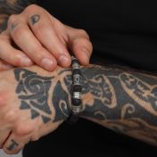 イーヴルアイ火山岩メンズ名入れブレスレット