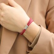 ファミリー名入れブレスレット［ゴールドメッキとレッドスエード］